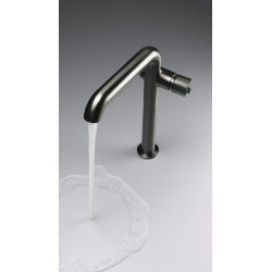 Elegancka Bateria Titanium z Prostokątną Wylewką - Klasa Premium