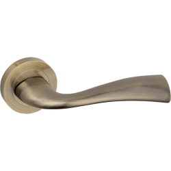 Wyrafinowana Klamka Malta w Patynie - Klasa i Styl dla Twojego Domu