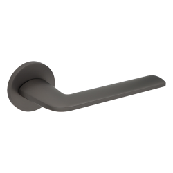 Elegancka klamka FIORE na rozecie grafitowej - idealna do klasycznych wnętrz