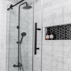 Czarna Deszczownia Fira z Elegancką Baterią Natryskową - Nowoczesny Styl Łazienki