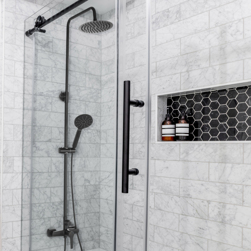 Czarna Deszczownia Fira z Elegancką Baterią Natryskową - Nowoczesny Styl Łazienki