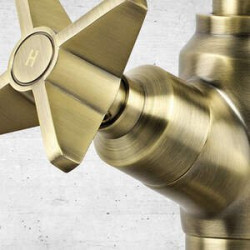 Stylowa bateria umywalkowa Temisto mosiądz z korkiem click-clack