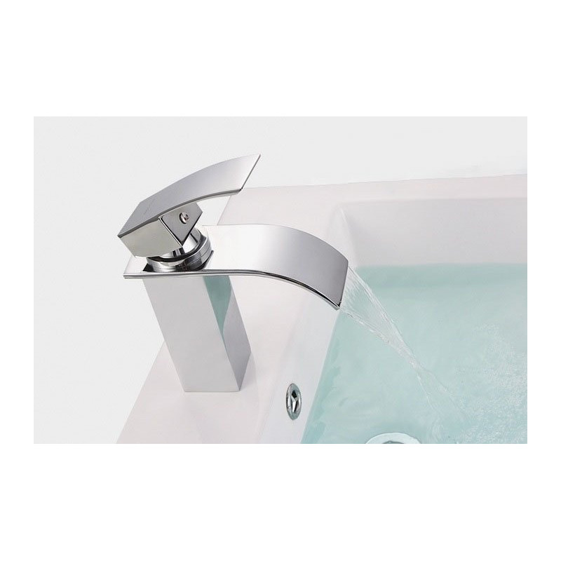 Falcon 18 Chrom: Elegancka Bateria Łazienkowa BAT-00146 dla Twojego Domu