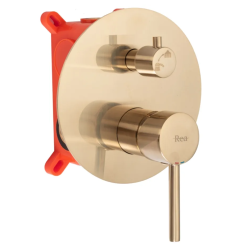 Złoty Lungo: Elegancki Zestaw Natryskowo-Wannowy z Wylewką Rea