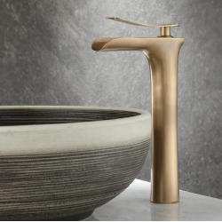 Złota Bateria Umywalkowa Laguna – Elegancja w Antycznym Stylu