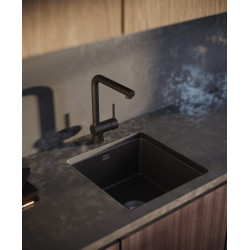 Elegancka bateria kuchenna nero z wyciąganą wylewką, mosiężna, oszczędzająca wodę