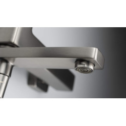 Titanium: Ścienna bateria wannowa z mosiądzu i składaną wylewką - elegancja i funkcjonalność