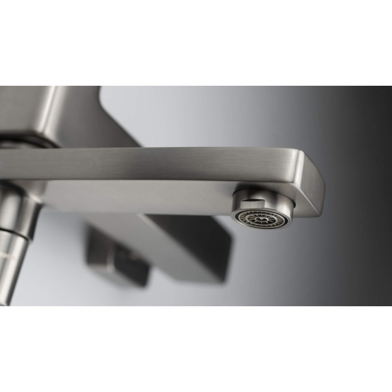 Titanium: Ścienna bateria wannowa z mosiądzu i składaną wylewką - elegancja i funkcjonalność