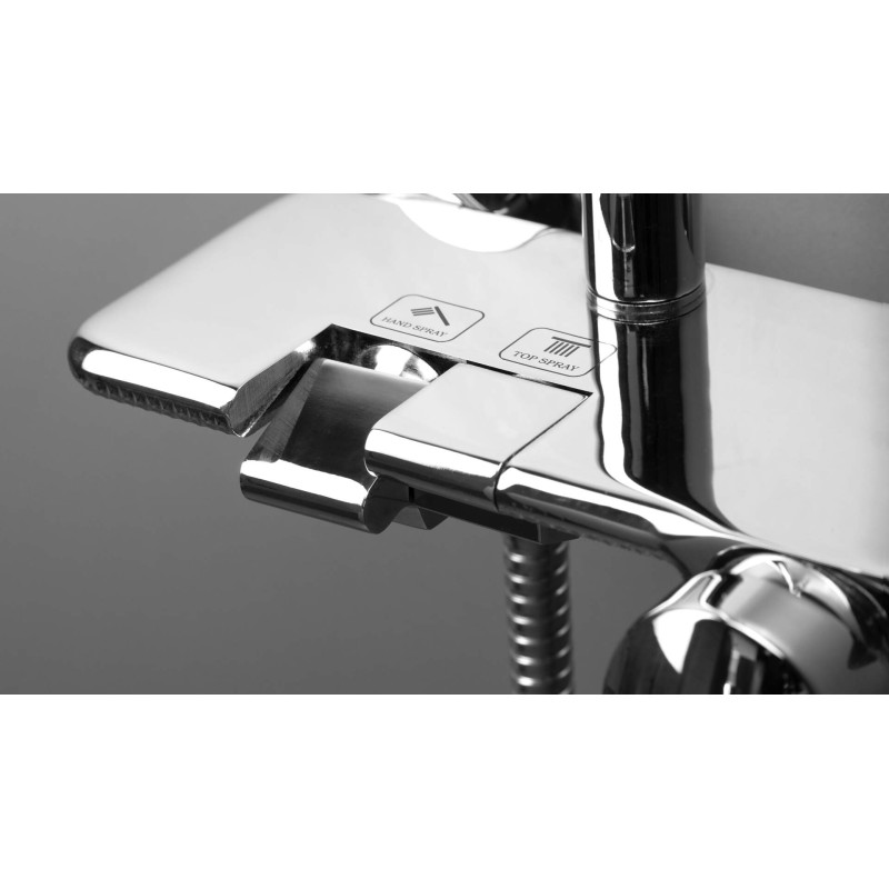 Chromowana deszczownica z baterią i regulowanym drążkiem dla komfortu prysznica