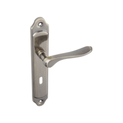 Elegancka klamka Rodos z patyną na szyldzie klasycznym, do drzwi wewnętrznych