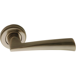 Elegancka Klamka Mario Patyna – Klasyczny Akcent do Twoich Drzwi