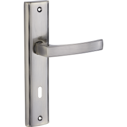 ARIA Classic: Stylowa klamka na długim szyldzie z patyną - elegancja w każdym detalu!