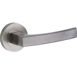 Klamka Aria do Twoich drzwi – elegancka patyna dla klasycznego wnętrza