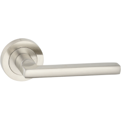 Stylowa klamka ADA z satynowym wykończeniem - doskonała do Twoich drzwi wewnętrznych!