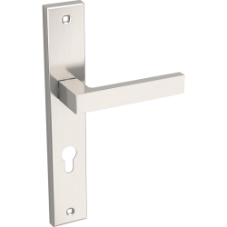 Elegancka klamka QUBIK na długim szyldzie do drzwi wewnętrznych, satynowe wykończenie