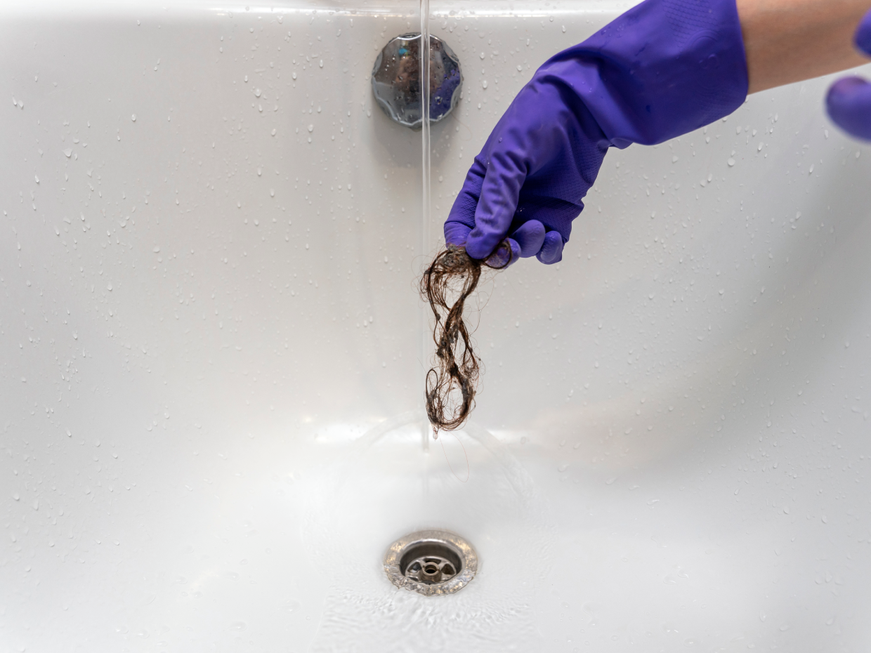 Jak skutecznie odetkać wannę? Sprawdzone metody i środki.